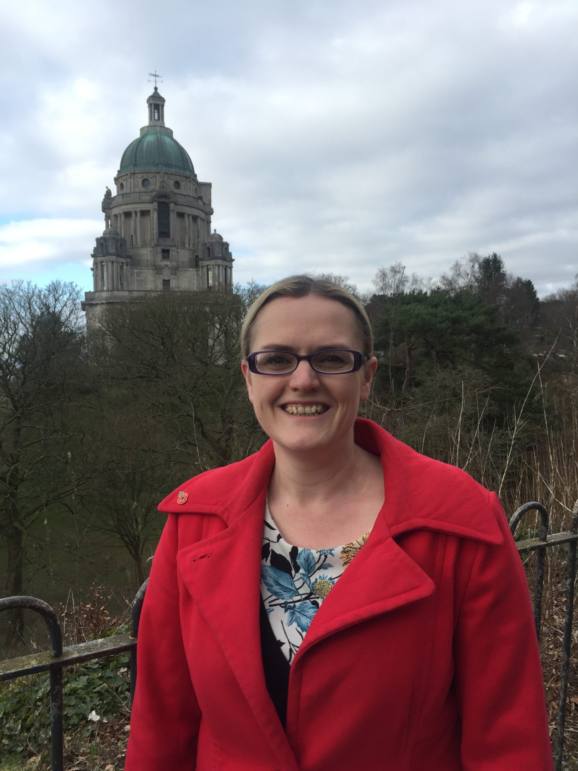 Lizzi Collinge stands in front of the Ashton Memorial
